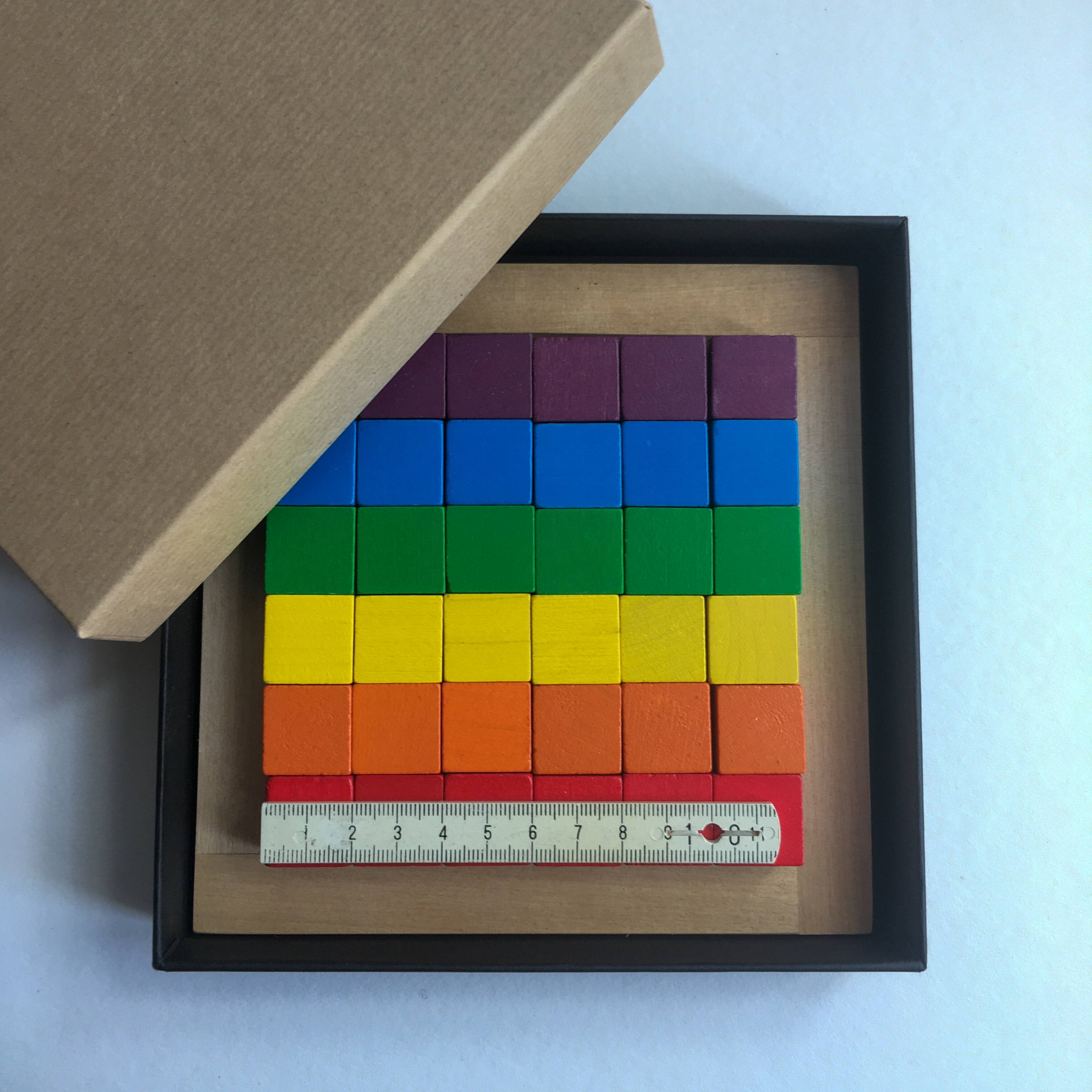 6 x 6 Blanko -Würfel in den Farben des Regenbogens   